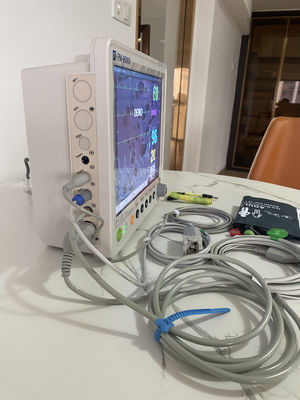 12,1 inch 5 parameter draagbare patiëntmonitor met 16 talen voor medisch gebruik