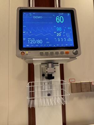 Hoogteverstelbare metalen wandbeugel voor patiëntmonitoren in ziekenhuizen