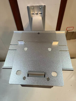 Hoogteverstelbare metalen wandbeugel voor patiëntmonitoren in ziekenhuizen