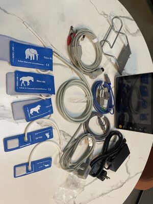 ISO-gecertificeerde multi-parameter patiëntmonitor met 8-inch kleurendisplay en compatibiliteit met trolley/wandmontage